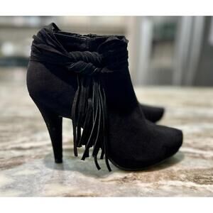 ✨ Vegan Suede Fringe Shooties • Size 7 G->VGUC 3.75" heel- Date night perfect